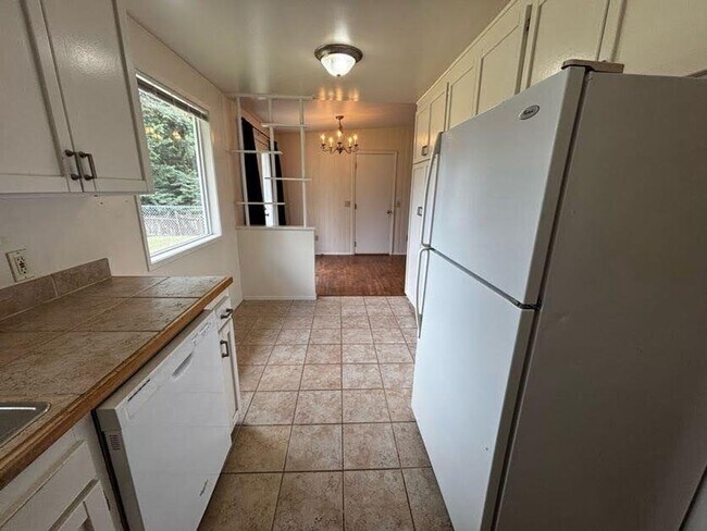 Building Photo - Charming 3-Bedroom Rambler with Spacious Yard & Convenient Location