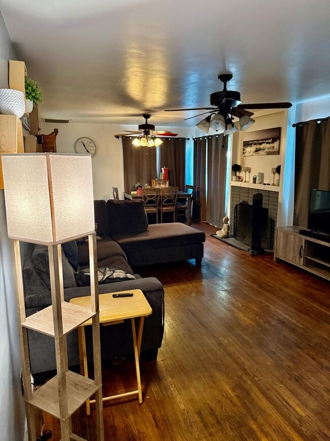 Building Photo - Explore this attractive property in Bakersfield, featuring 3-bedroom and 1.75 -bathrooms - Availa...