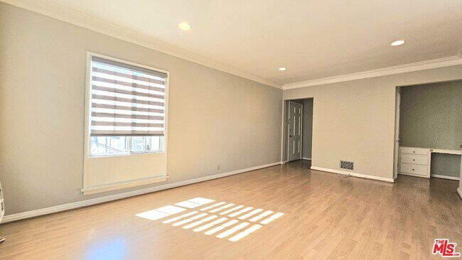 Building Photo - 1022 S Norton Ave