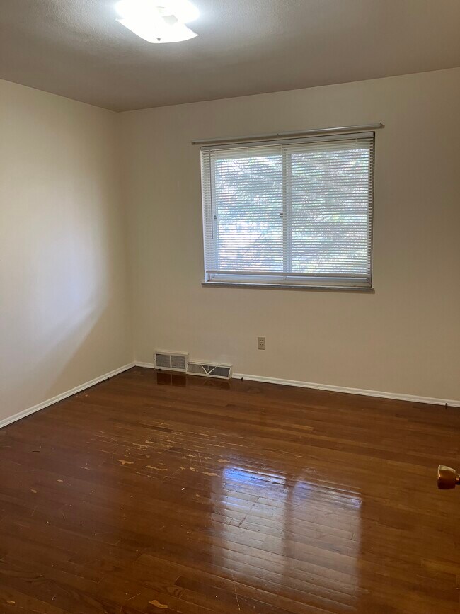 Building Photo - 1824 Cromwell Dr