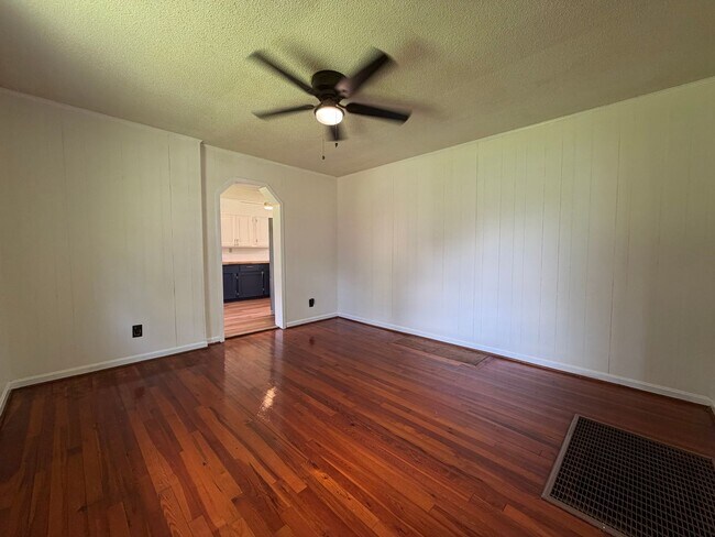 Building Photo - Charming 2/1 House in Celanese- $1,595