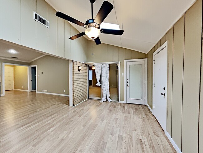Building Photo - 2725 Forest Grove Dr