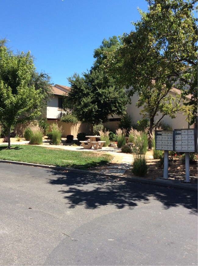 Building Photo - Spacious 2 story 4 bed. 2 bath condo
