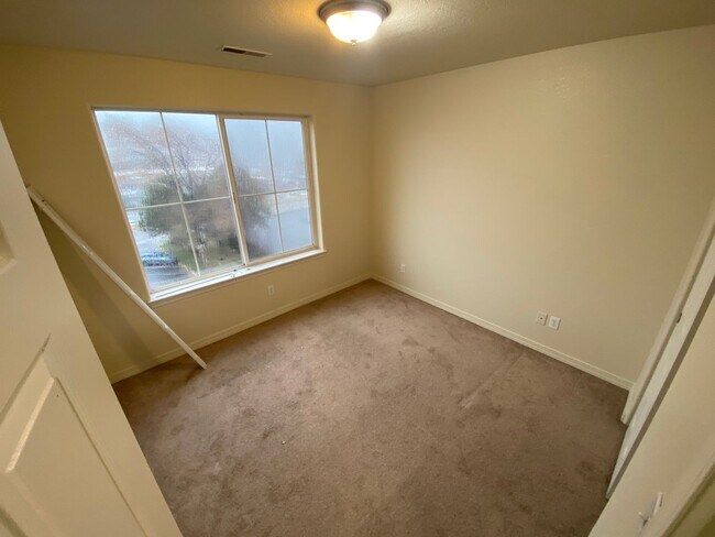 Building Photo - Fantastic Views From This Three Bedroom Townhome