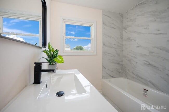 Building Photo - 106 Boulevard W