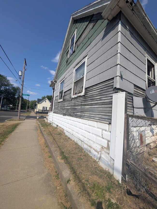 Building Photo - 422 S Louisa St