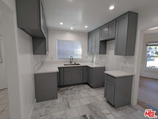 Building Photo - 3966 S Victoria Ave