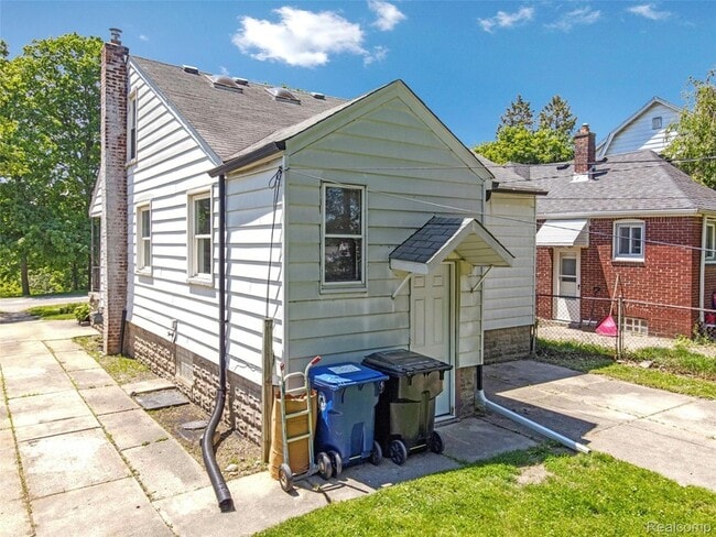 Building Photo - 15450 Lola Dr