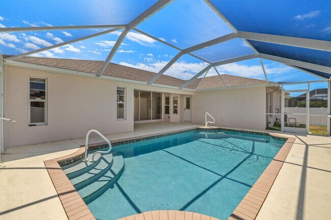 Building Photo - 3 Bed 2 Bath Pool Home