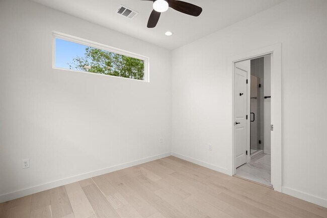 Building Photo - 5305 Ledesma Rd