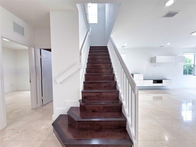 Building Photo - 10423 NW 70th Ln