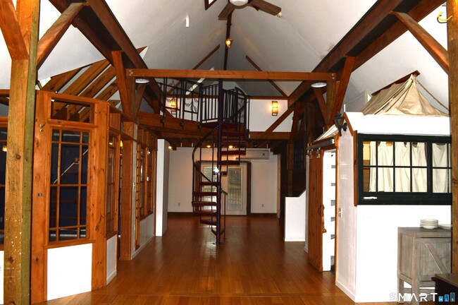 Building Photo - 3 Fox Run