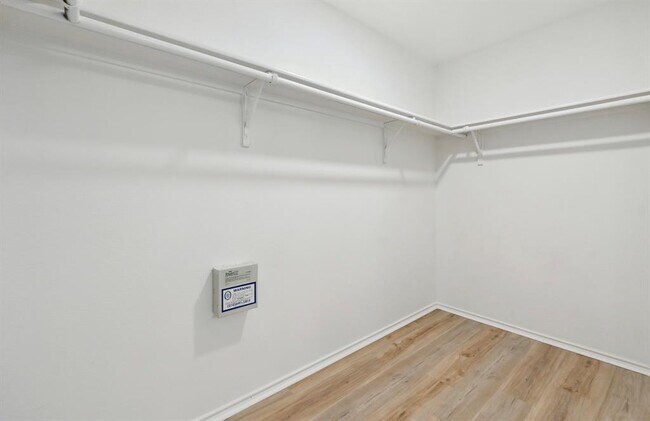 Building Photo - 1611 Sunnycrest Cir