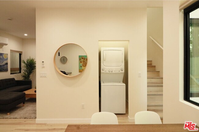 Building Photo - 9040 Phyllis Ave