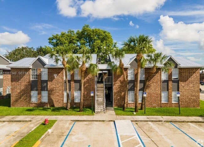 Building Photo - 2000 S Main St