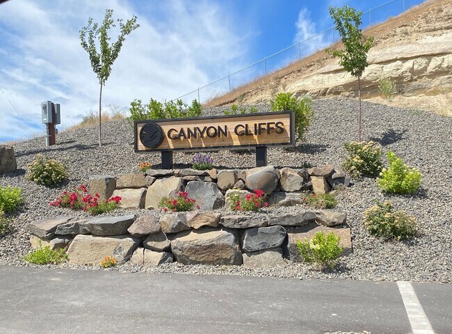 Building Photo - 200 Canyon Pkwy