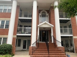 Building Photo - Nice Large Condo on Ground Level for Rent in Awesome Neighborhood!