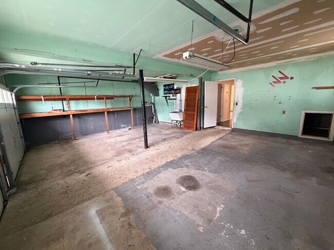 Building Photo - 536 Skylark Dr