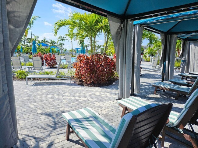 Building Photo - Golf Transfer 2-Bedroom 2-Bathroom First Floor Condo in the desirable Wellen Golf and Country Clu...