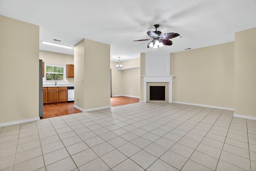 Building Photo - 135 Primrose Dr
