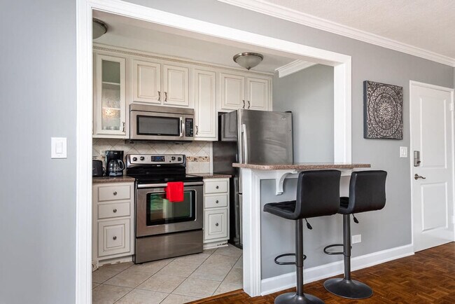 Building Photo - 300 W Peachtree St NW