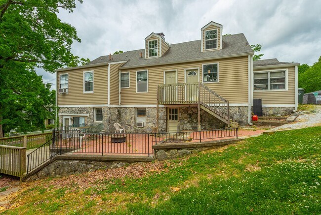 Building Photo - 321-325 Pine Ridge Road