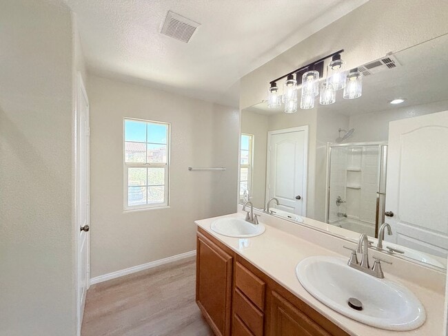 Building Photo - Cozy and charming 3-bedroom, 2.5-bath home