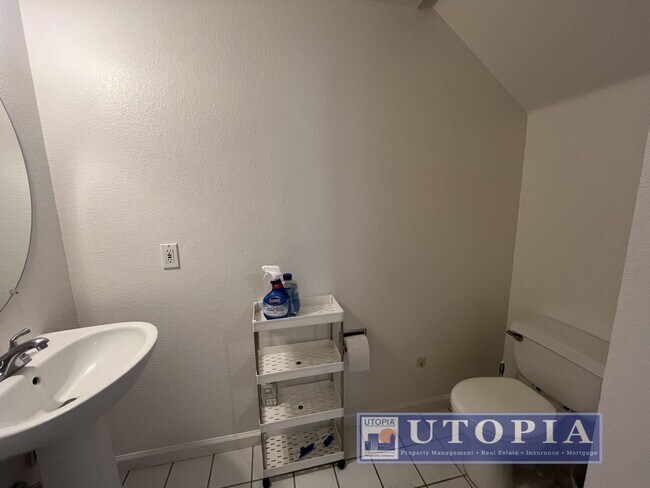 Building Photo - Quiet Beautiful 3 Bed, 2.5 Bath Property Near UCSC