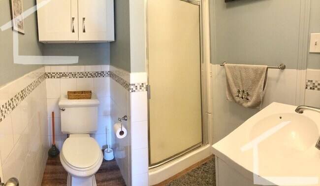Building Photo - Huge 4+ bed unit with 2000+sf of space, pr...