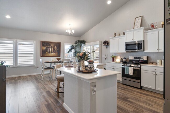 Building Photo - Gorgeous 5 Bed 3 Bath Home in North Loveland!