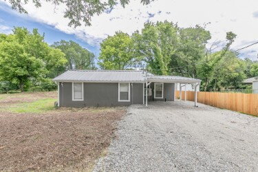 Building Photo - "Charming 2-Bedroom Retreat with Huge Yard...
