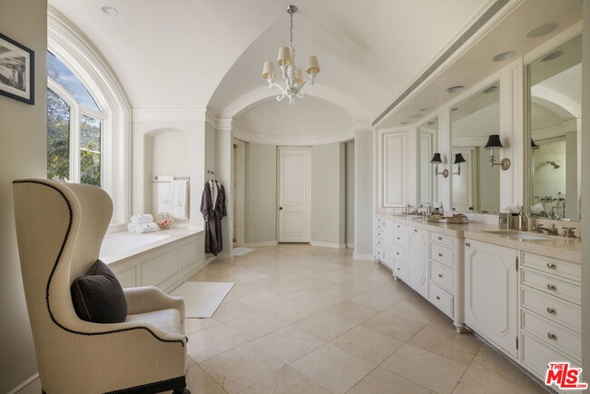 Building Photo - 10847 Bellagio Rd