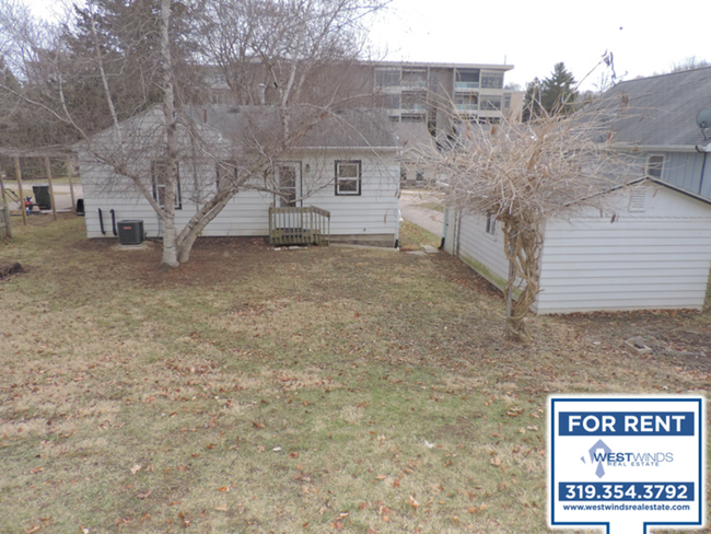 Building Photo - $1,400 | 2 Bedroom, 1 Bathroom House | No ...