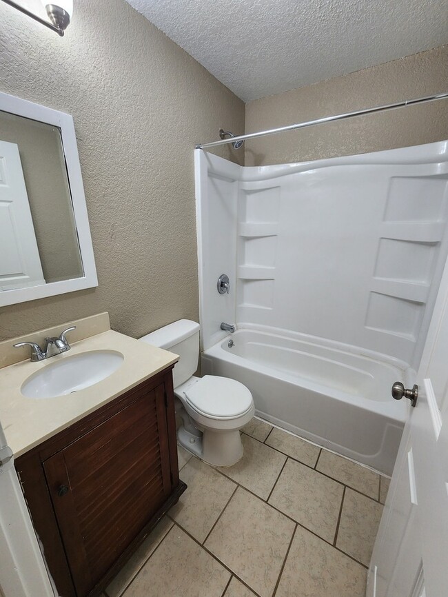 Building Photo - 3 bed 1 bath home with large backyard!