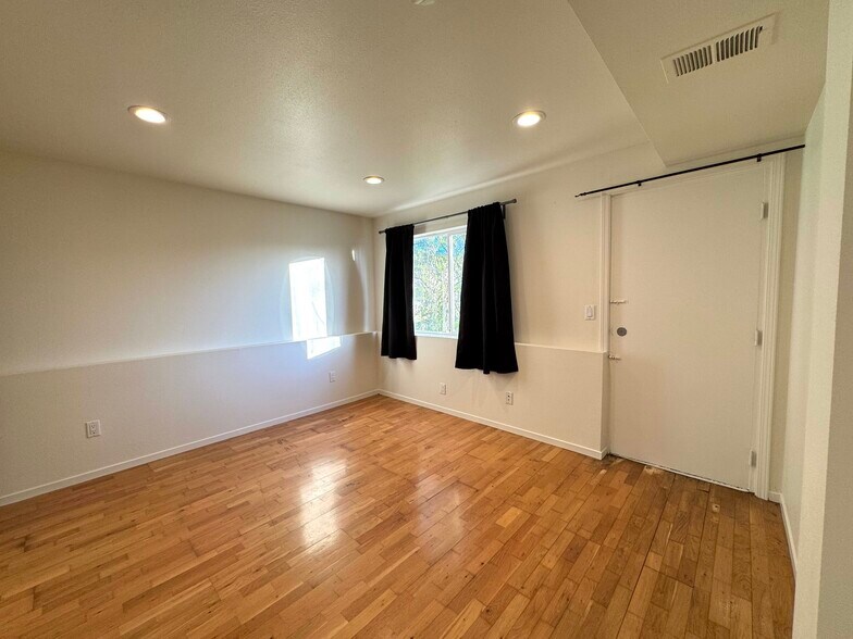 Building Photo - 1315 Skyline Dr