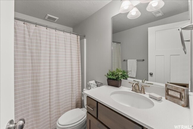 Building Photo - BEAUTIFUL TOWNHOUSE W 2 CAR GARAGE ATTACHED