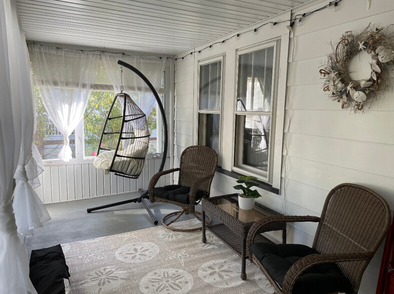 Building Photo - 126 N River Dr