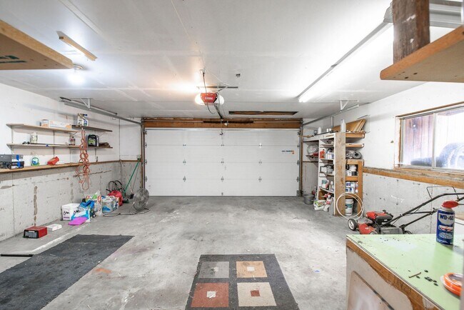 Building Photo - Spacious 3-Bed Home in Hayden Lake with La...