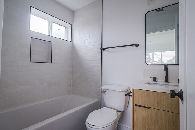 Building Photo - Modern 4 Bed / 3 Bath Townhome with Privat...