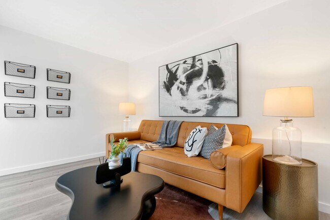 Building Photo - Updated and Modern 4 Bed + Office, 3.5 Bat...
