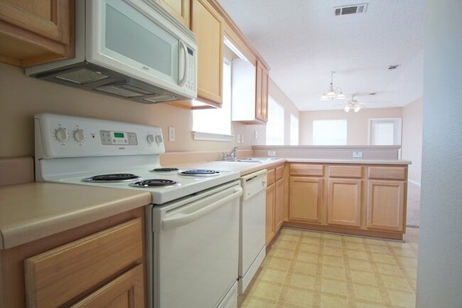 Building Photo - Coming Available 10/24 – 2BR/1BA Home in S...