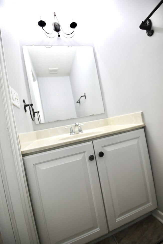 Building Photo - 4400 Greensbury Dr