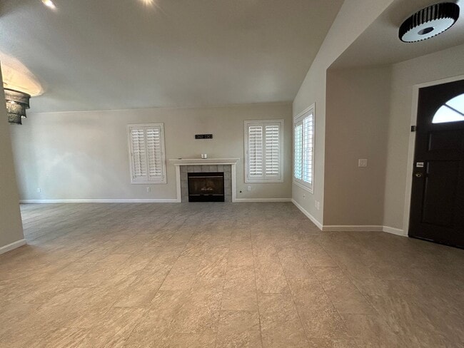 Building Photo - Paseo Del Sol