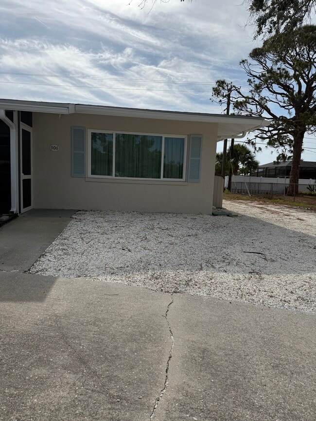 Building Photo - 906 Harbor Dr S