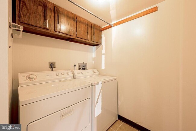 Building Photo - 9728 Kingsbridge Dr
