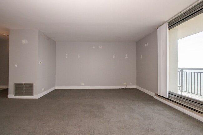 Building Photo - 6007 N Sheridan Rd