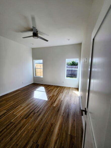 Building Photo - 2707 W Kerria Ave
