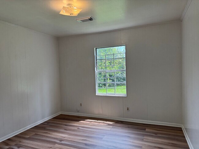 Building Photo - 5726 Lakefield Dr