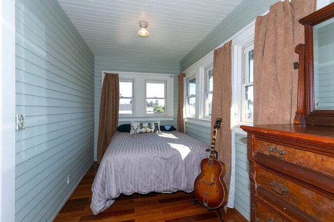 Bonus Room - 718 NE Dekum St