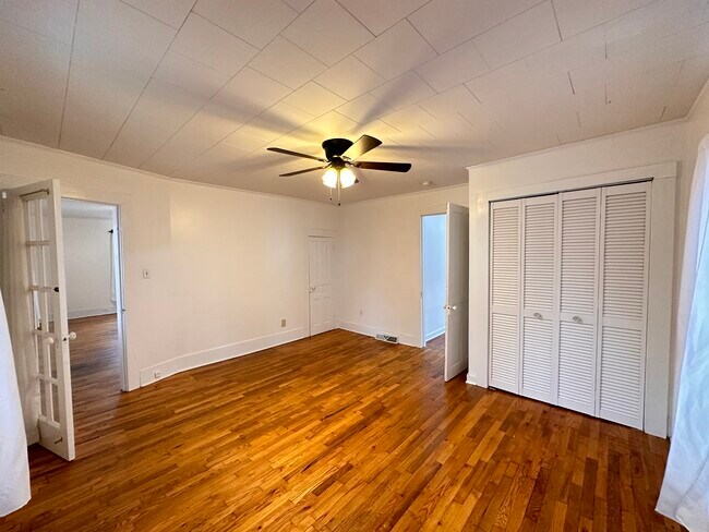 Building Photo - 219 College St